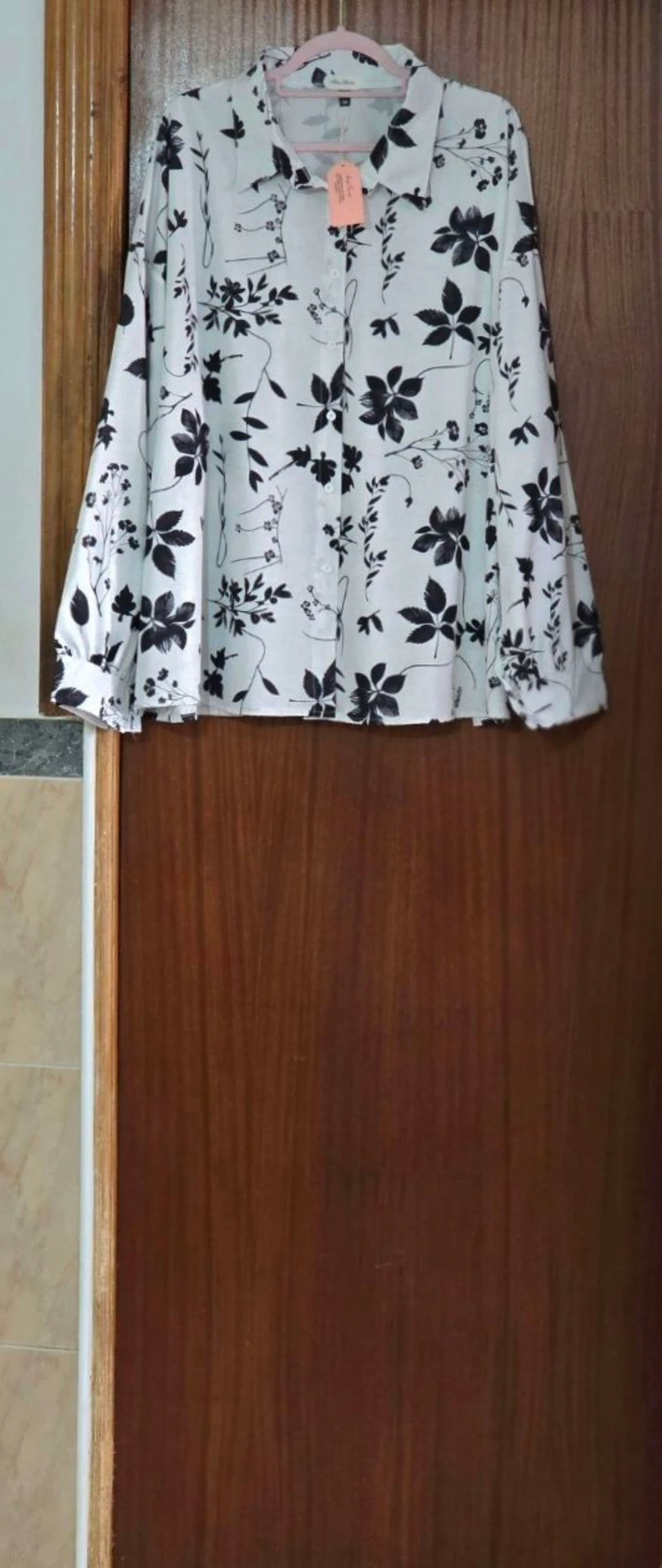 Camisa estampado floral blanca y negra